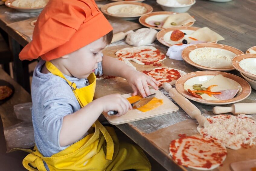 Conseil de Bastien : les enfants préparent le repas avec nous