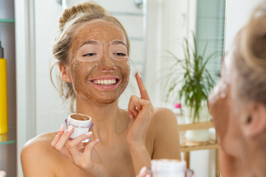 Faites peau neuve en utilisant un gommage naturel !